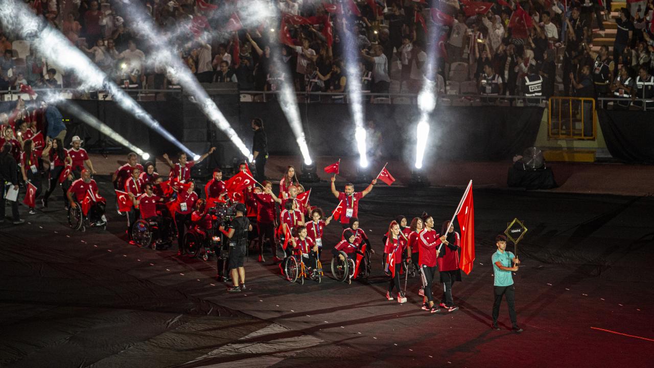 Türk bayrağını Nafia Kuş ve Sena Keçici taşıdı