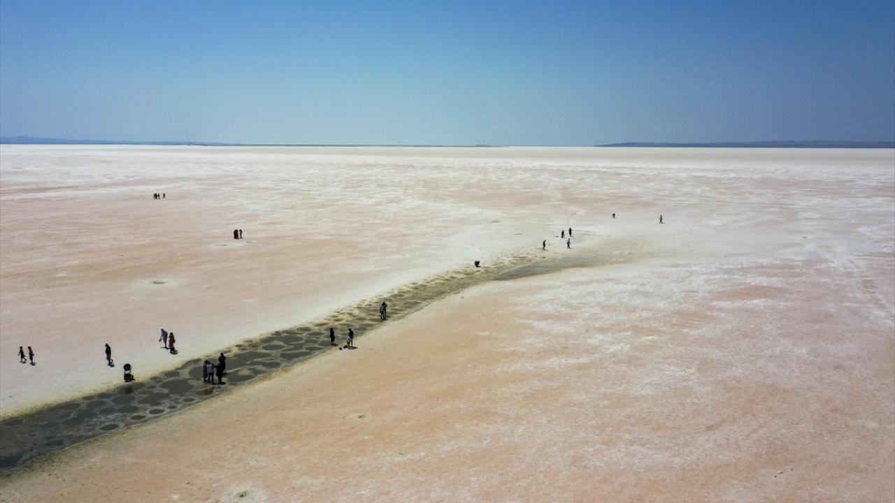 Tuz Gölü`ne ziyaretçi ilgisi