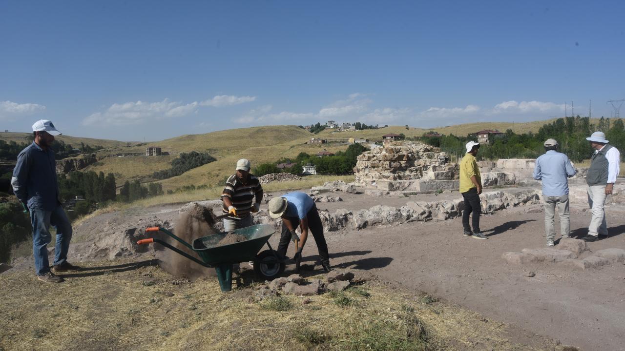 "İç Kale, Ahlat`ın en eski yerleşim yeri olarak görünüyor"