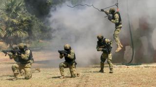 Amfibi Hücum Timleri, karada ve suda düşmana korku salıyor