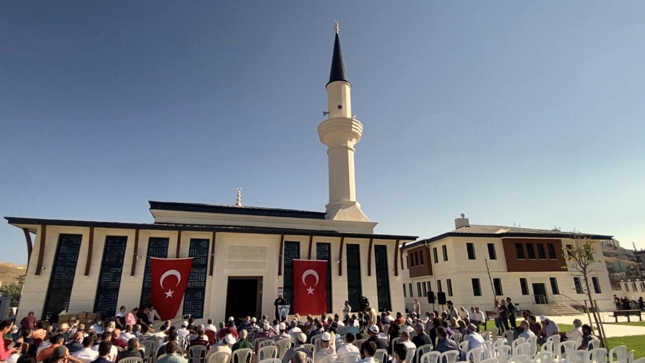 Bayburt'ta Valide Hanım Camisi ibadete açıldı