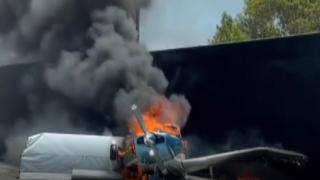 Otoyola acil iniş yapan uçak alev aldı