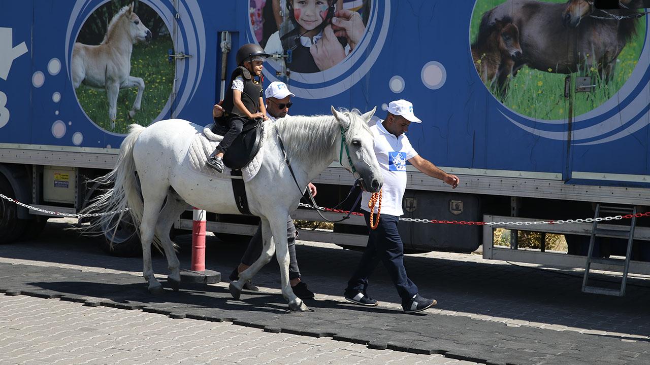 Nevşehir'de çocuklar atla gezdirildi