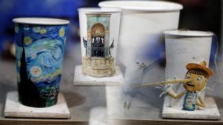 Bardaklarıyla dünyayı gezen sanatçı