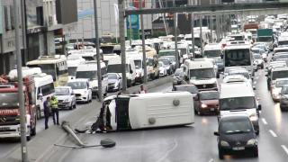 Avcılarda direğe çarparak devrilen minibüs kamerada