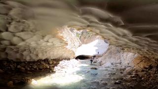 Aladağlar'daki kar tünelleri ziyaretçilerin ilgi odağı oldu