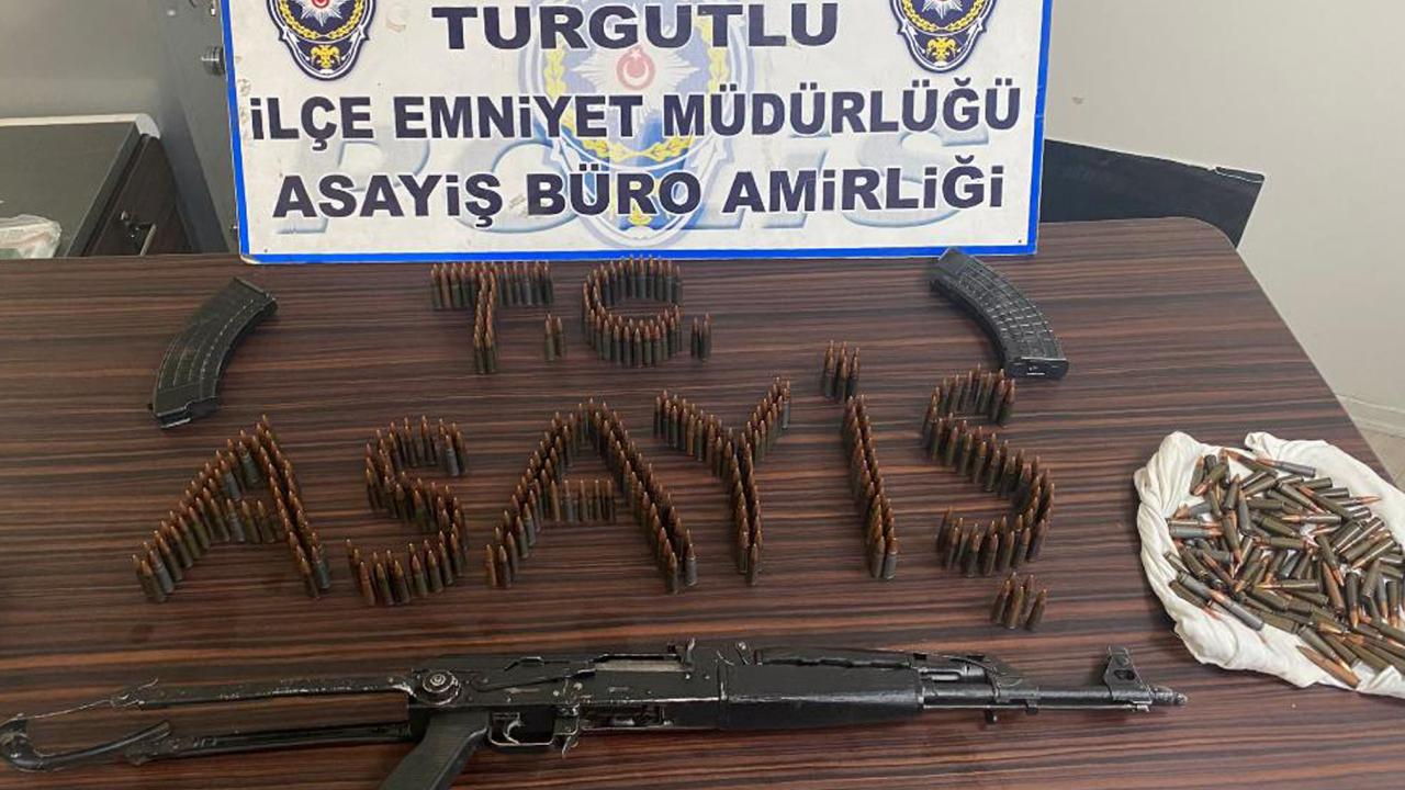 Manisa'da şüpheli otomobilde kalaşnikof tüfek ve bu silaha ait 496 mermi bulundu