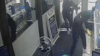 New York'ta saniyeler içinde 2 milyon dolarlık mücevher çaldılar