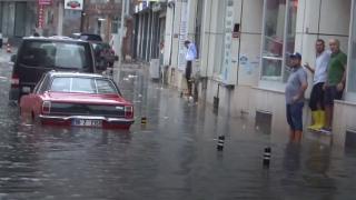 Silivri'de yollar göle döndü, araçlar suya gömüldü
