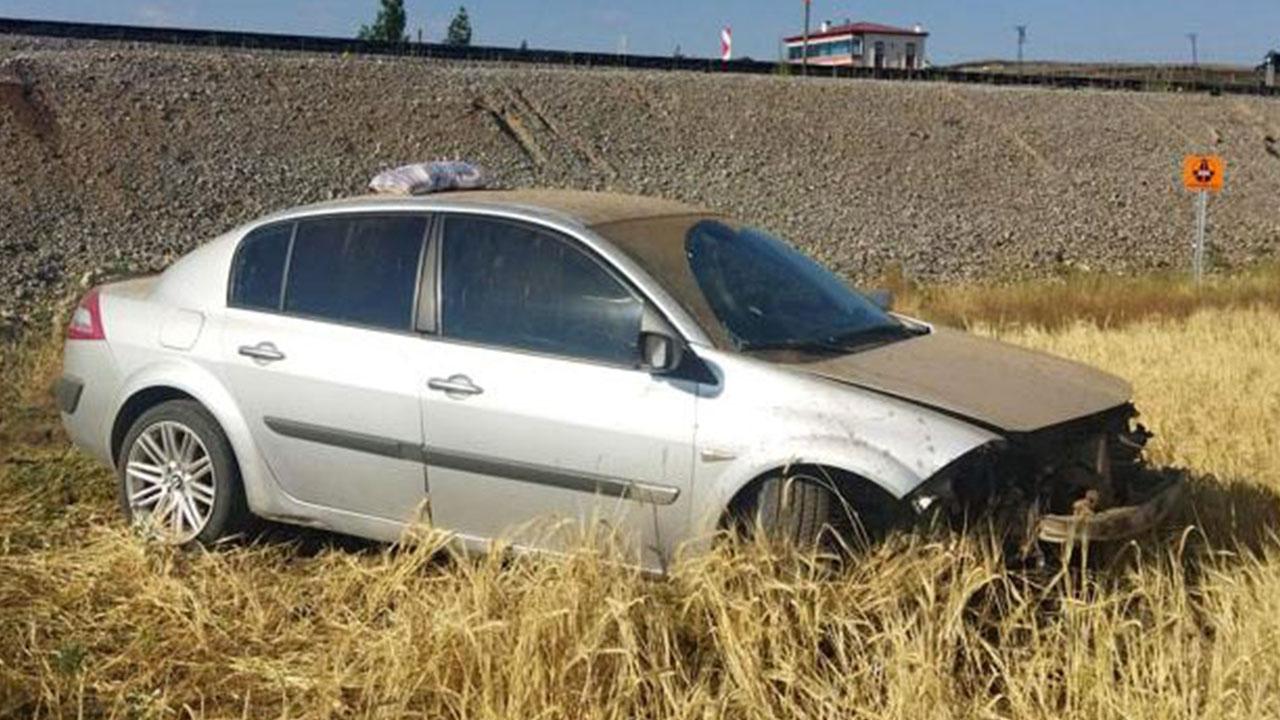 Sivas'ta devrilen otomobildeki 5 kişi yaralandı