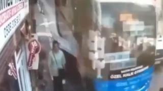 Halk otobüsünün açılan bagaj kapağı kaldırımdaki yayaya çarptı