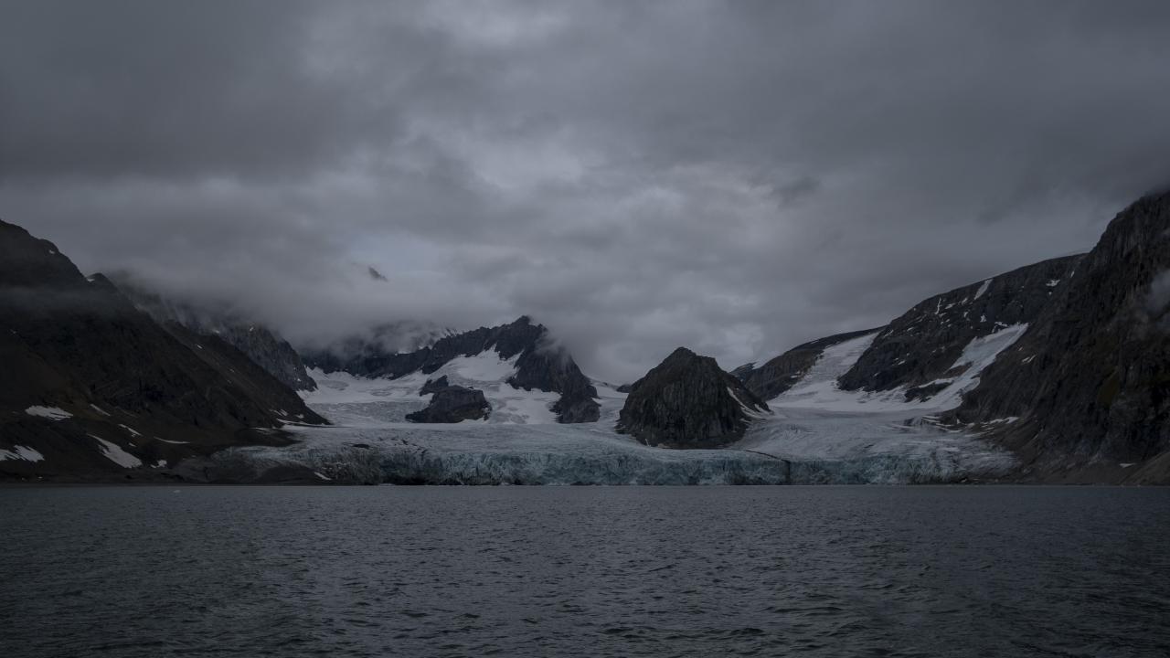 Nous pouvons observer que le trafic maritime augmente dans les latitudes septentrionales avec le changement climatique global.