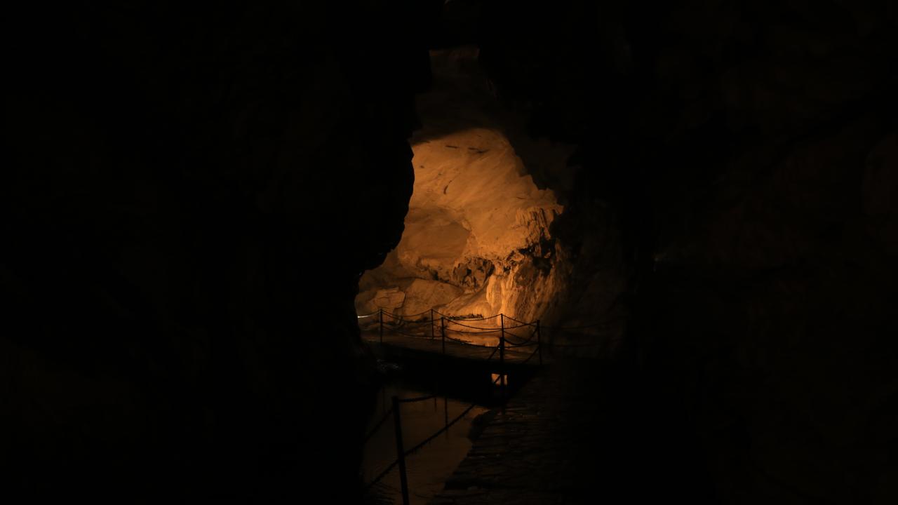 Mağarayı ziyaret eden yerli turistlerin yanı sıra yabancı turist sayısının da arttığını anlatan Canbek, şöyle devam etti: