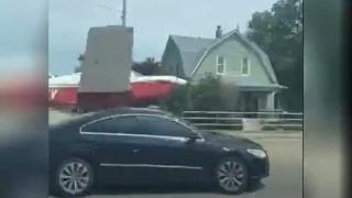 Uçak yola indi, 2 kişi öldü