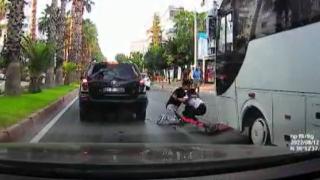 Scooter ile midibüsün altında kalmaktan son anda kurtuldular