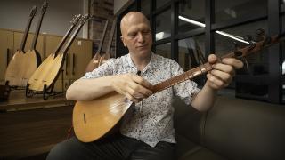 Farklı türlerdeki eserleri uyarladığı bağlamayı dünyayla buluşturuyor