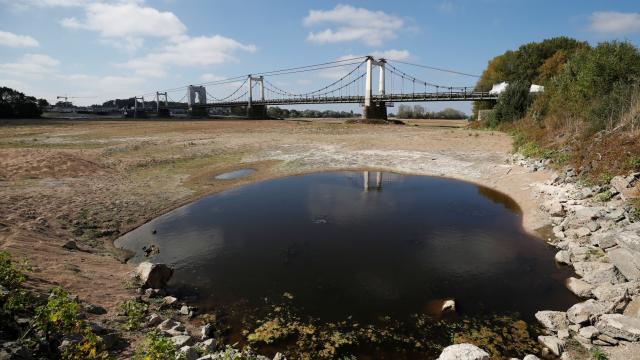 Kuraklığın ciddi boyutlara ulaştığı Fransa'da derelerin yüzde 25'i kurudu haber görseli