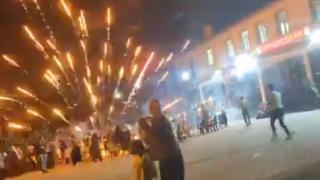 Havai fişekler davetlilerin arasında patladı