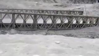 Pakistan'da köprü sele kapıldı