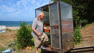 Sarp arazideki evine raylı sistemle inip çıkıyor