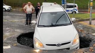 Gaziosmanpaşa'da otomobil çukura düştü