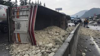 Tır, akaryakıt istasyonuna daldı