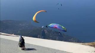 Yamaç paraşütleri kalkış sırasında çarpıştı: O anlar kamerada