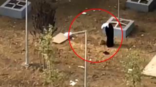 Eşini inşaata gömüp başında dua etti