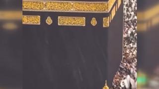 Müslümanlar yağmur altında tavaf etti