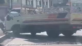 Kamyonet şoförünün trafik terörü kamerada