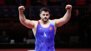 Rıza Kayaalp'in kızı Ay Vera babasının başarısını televizyondan takip etti