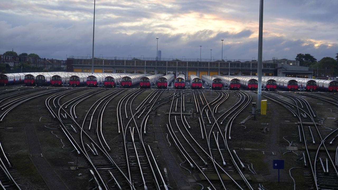 HÜKÜMET SENDİKALARI SERT DİLLE ELEŞTİRİYOR