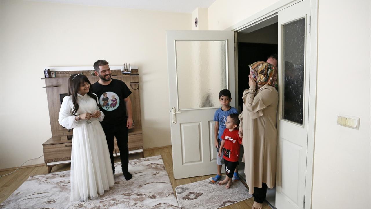 Kızının saçlarını örebilecek