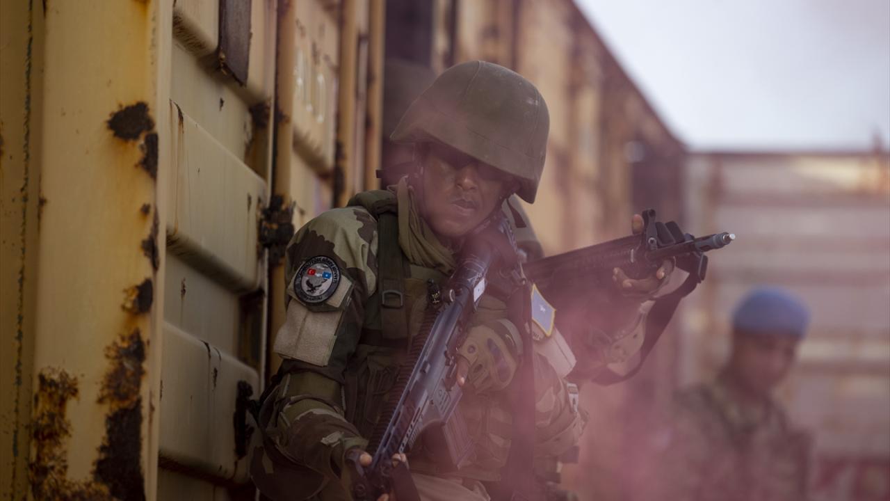 Saz eşliğinde "Çanakkale Türküsü"