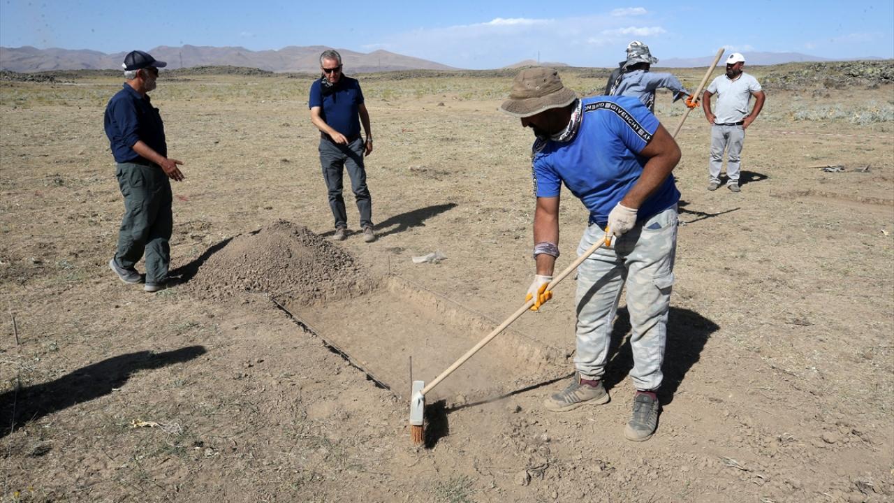 "Metal objeler uzmanlarca laboratuvarda bilimsel yöntemlerle inceleniyor"