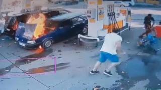 Akaryakıt istasyonunda arızalanan otomobil alev aldı