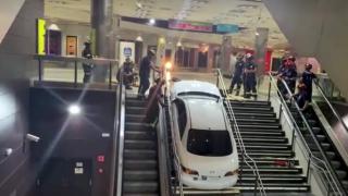 Çaldığı otomobille metro istasyonu merdivenlerine sıkıştı