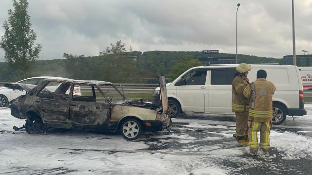 TEM Otoyolunda kaza yapan otomobil alev ald�