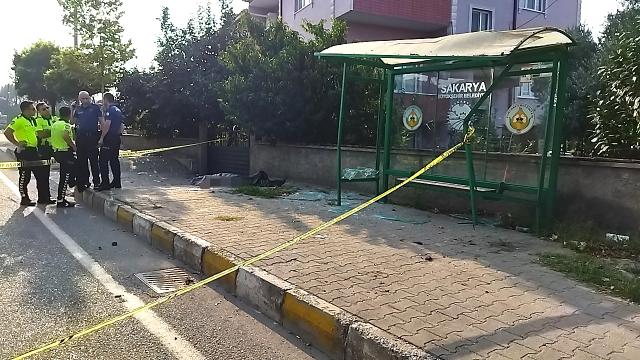 Sakarya'da otomobil dura�a �arpt�: 1 �l�, 3 yaral�