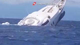 İtalya’da 40 metrelik süperyat battı