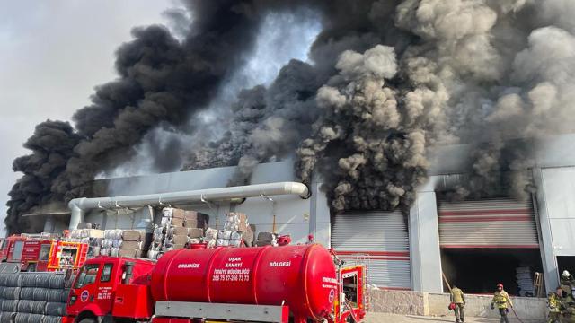 U�ak'ta fabrika yang�n�: �ok say�da ekip m�dahale ediyor