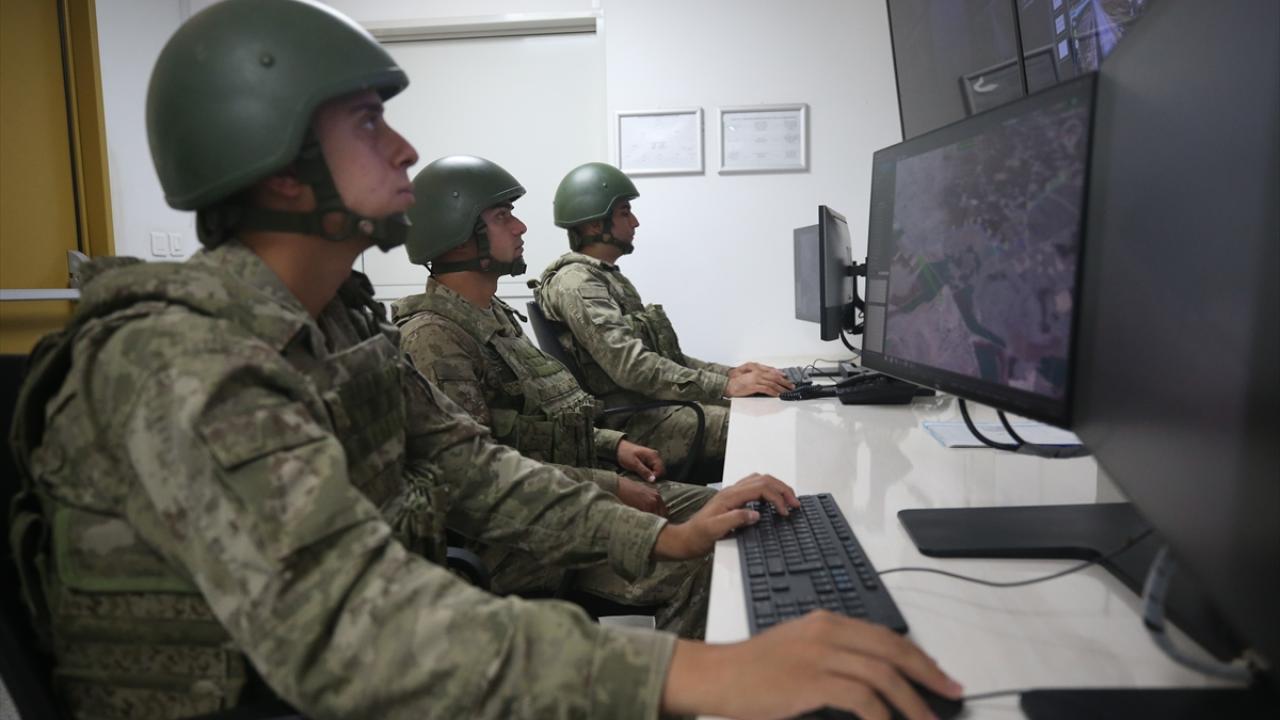 Sınır hattına yaklaşanlara hoparlörlerden uyarı yapılıyor