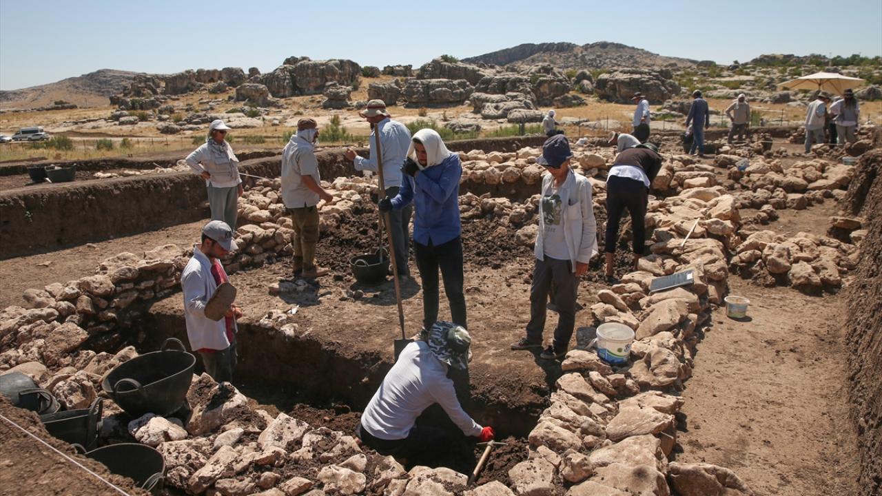Kazılarda Çanakkale`den 7 gönüllü genç de yer alıyor