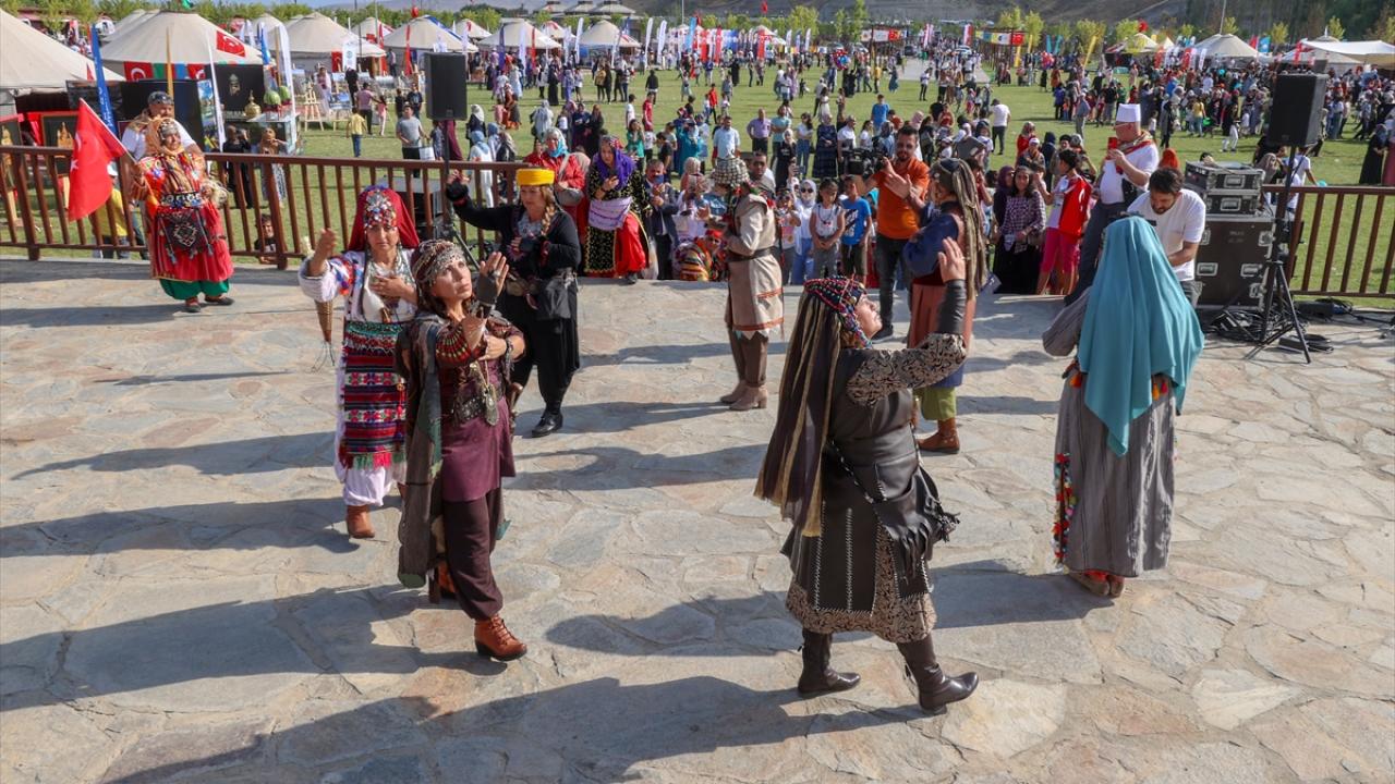 "İnsanlar burada aşure gibi birbirleriyle harmanlanıyor"