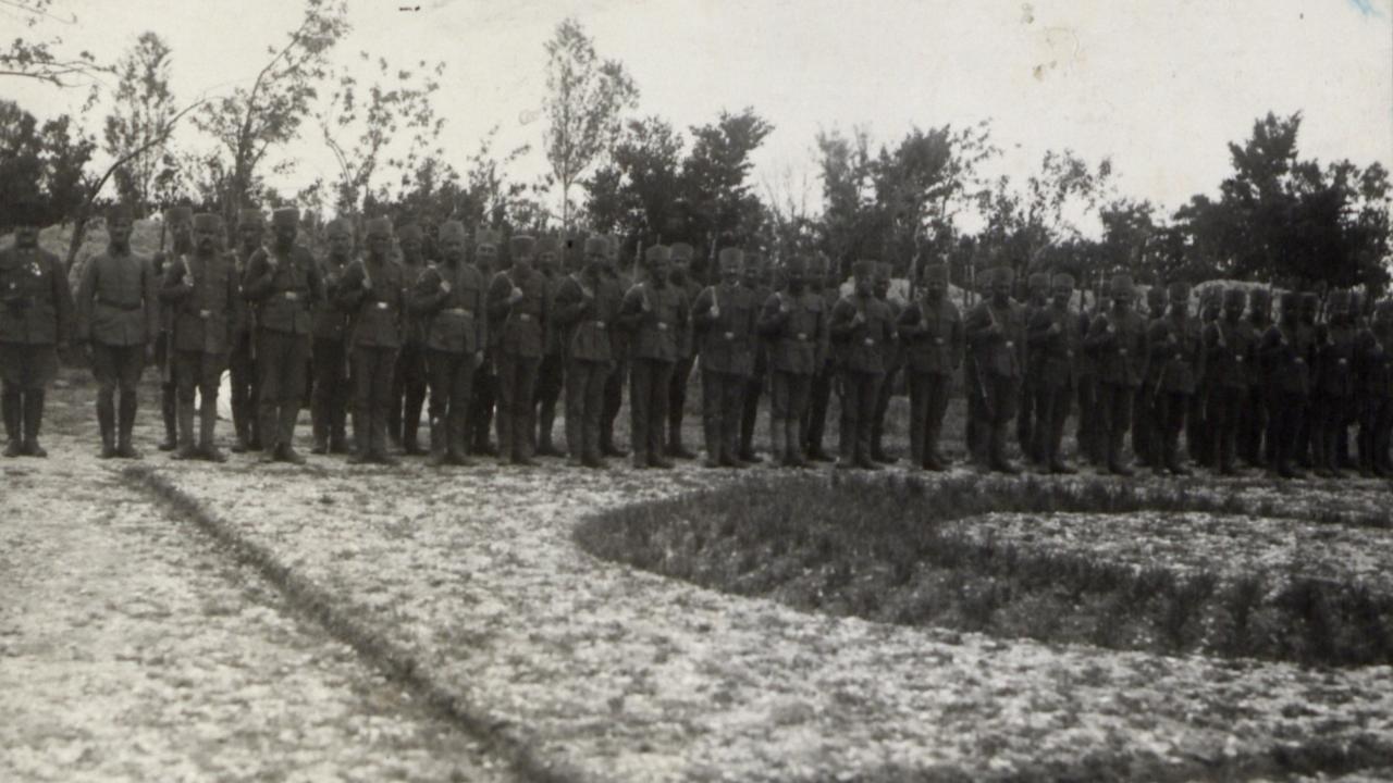 Fotoğrafta Büyük Taarruz`un siklet merkezi olarak nitelendiren 1. Ordu`ya ait bir piyade birliği görülüyor. (Arşiv)