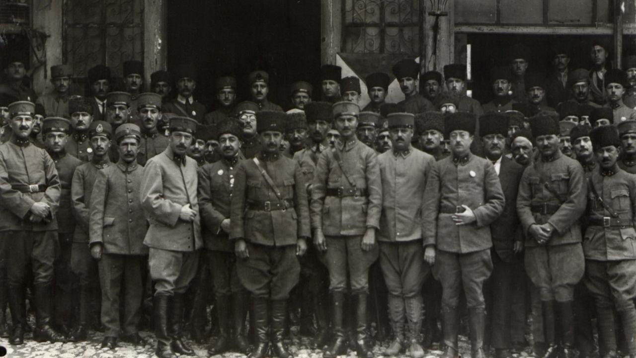 Fotoğrafta İsmet Paşa, Garp Cephesi karargah subaylarıyla birlikte görülüyor. (Arşiv)