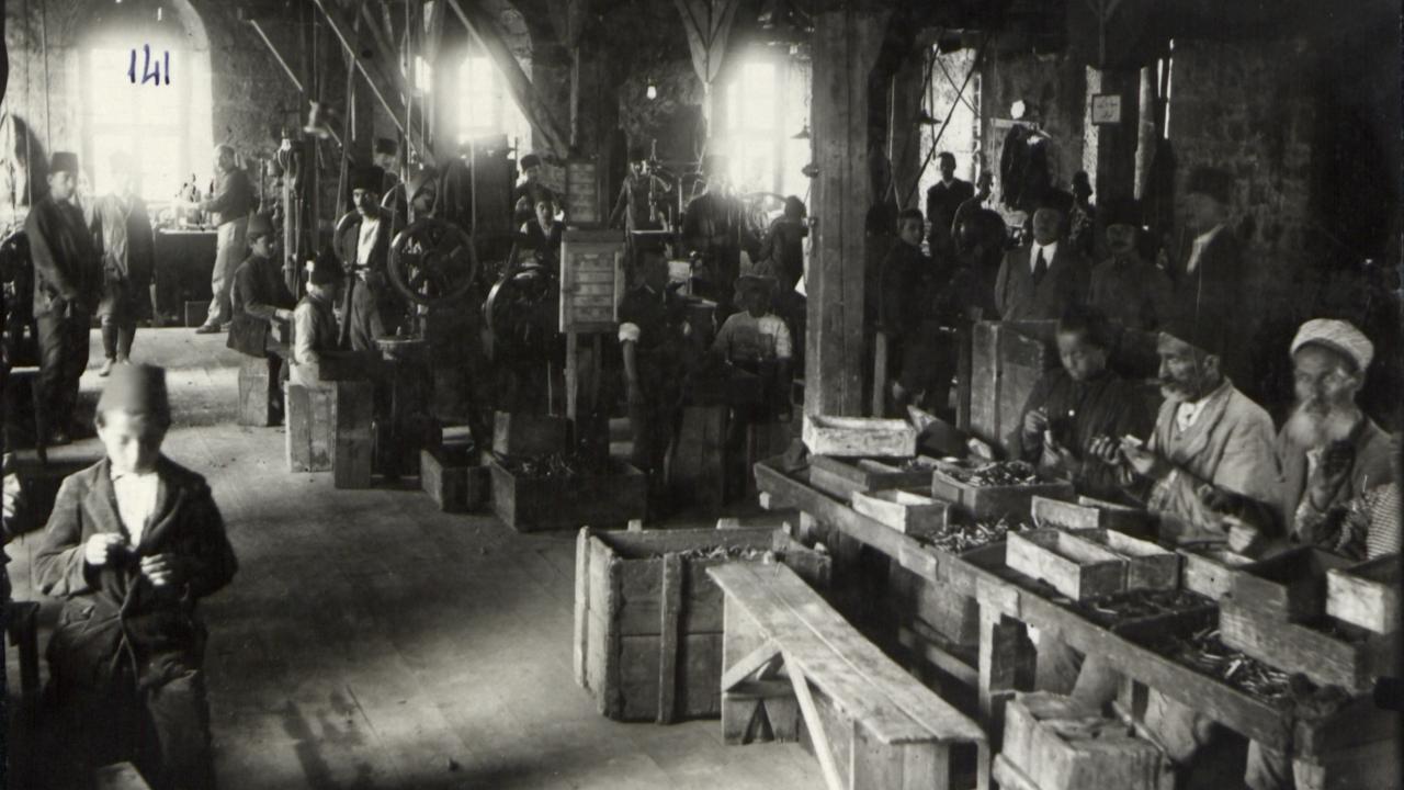 Fotoğrafta askeri fabrikada fişek yapımı görülüyor. (Arşiv)