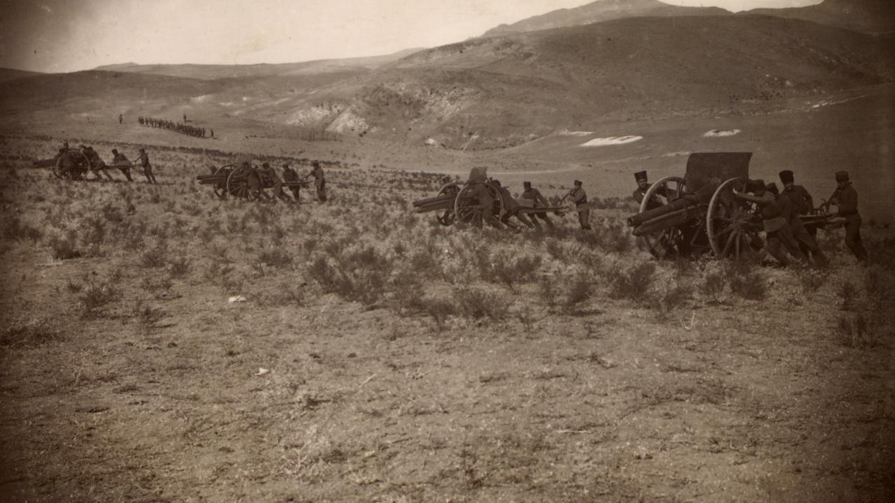 Fotoğrafta sahra bataryasının mevziye giderken çekilen görüntüsü yer alıyor. (Arşiv)