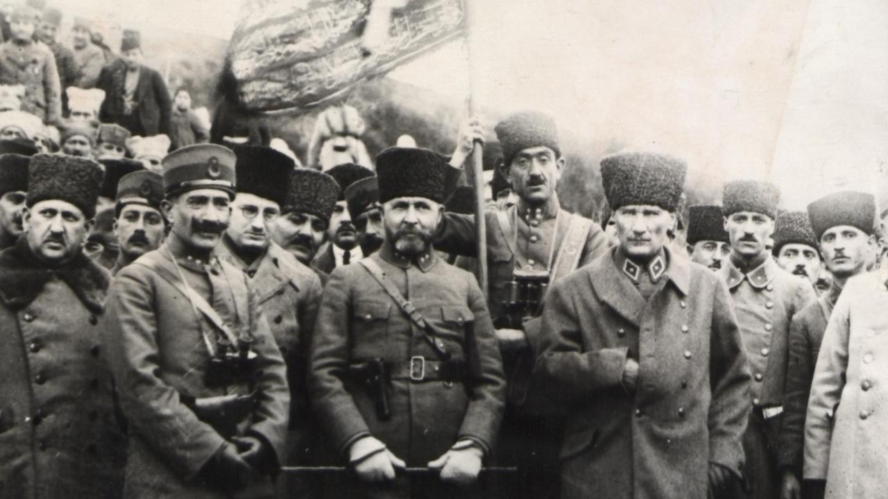 Fotoğrafta Atatürk, 1. Ordu Sancağı`yla görülüyor. (Arşiv)