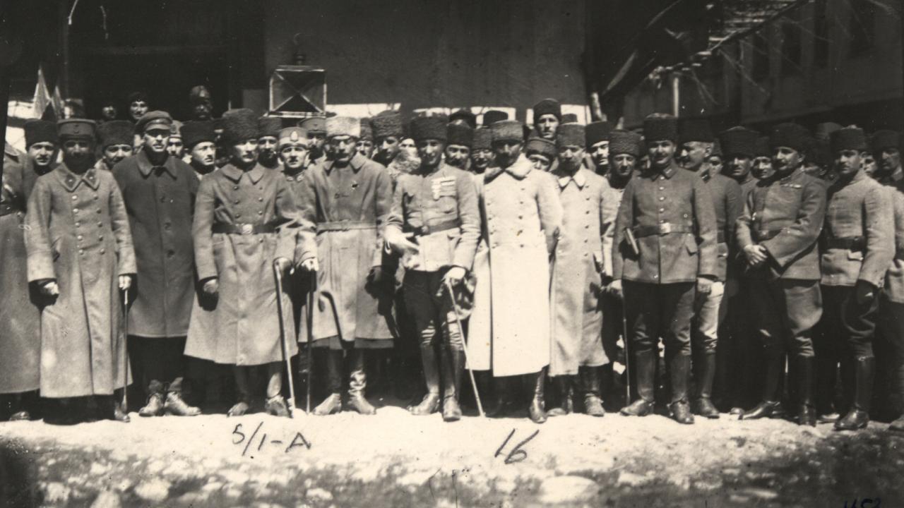 Atatürk, harekatın siklet merkezi olarak nitelendirilen 1. Ordu`nun karargahında görülüyor. (Arşiv)